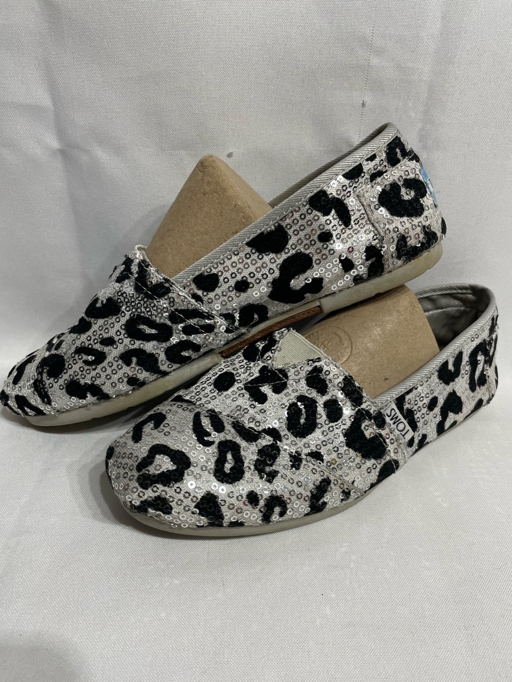Women’s size 8 TOMS black & silver sequin leopard print slip-on shoes Excellent